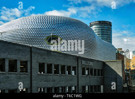 Birmingham, Großbritannien - 17 März 2019: Eine Ansicht von Moor Street Bahnhof zeigt drei von Birminghams Symbole - die Kappe Park für den Stier Ri Stockfoto