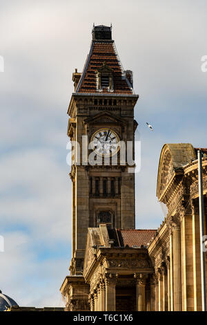 Birmingham, England - 17. März 2019: Der Uhrturm von Birmingham Town Hall aus Paradise Street Stockfoto