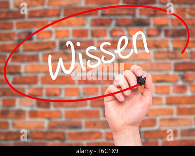 Mann Hand schreiben Wissen (Wissen) mit schwarzem Marker auf visuelle Bildschirm Stockfoto
