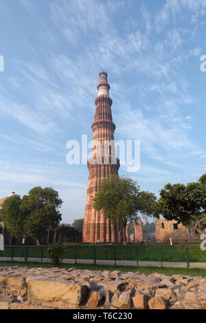 Dramatische am frühen Morgen Qutub Minar Minarett in Neu-Delhi, Indien Stockfoto