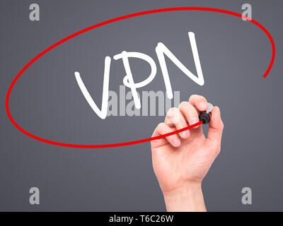 Mann Hand schreiben VPN (Virtual Private Network) mit schwarzem Marker auf visuelle Bildschirm Stockfoto