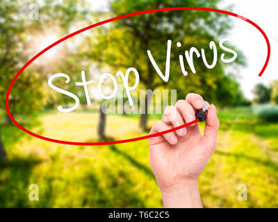 Mann Hand schreiben Stop Virus mit schwarzem Marker auf visuelle Bildschirm Stockfoto