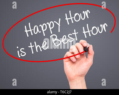 Mann Hand schreiben Happy Hour ist die Beste Stunde mit schwarzem Marker auf visuelle Bildschirm Stockfoto