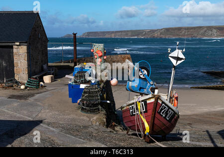 Warten auf den nächsten Fang, ein Boot sitzt auf der helling an Sennen Cove Harbour, Cornwall. UK. März 2019 Stockfoto