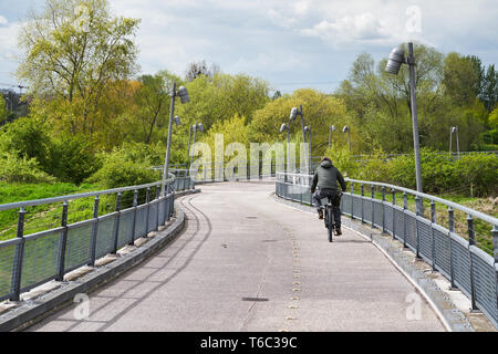 Radfahrer auf der Brücke zu Herrenkrug Park in Magdeburg. Stockfoto