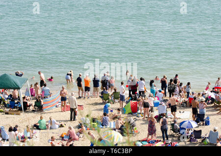 Große Menschenmenge auf Clacton Strand für jährliche Airshow Stockfoto