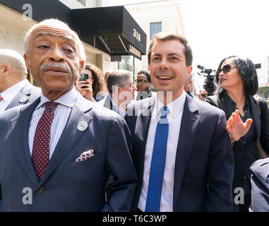 New York, Vereinigte Staaten. 29 Apr, 2019. South Bend, IN Bürgermeister Peter Buttigieg hoffnungsvoll für die Präsidentschaftskandidatur der Demokratischen Partei nimmt Mittagessen mit Reverend Al Sharpton in Sylvia's Restaurant in Harlem Credit: Lev Radin/Pacific Press/Alamy leben Nachrichten Stockfoto