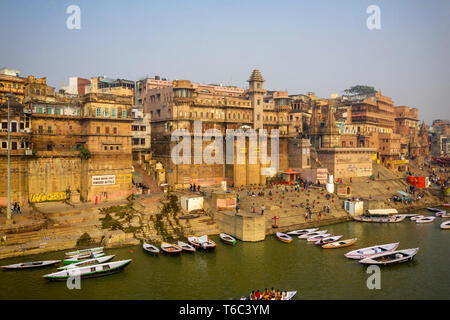 Indien, Uttar Pradesh, Varanasi, Gange Fluss und historischen Ghats Stockfoto