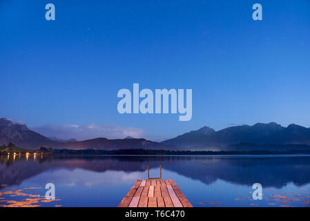 Dawn an den Hopfensee in der Region Allgäu in Bayern, Deutschland Stockfoto