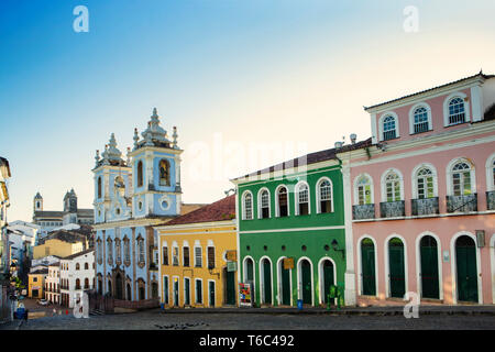 Der Pelourinho mit portugiesischen Kolonialbauten und die Kirche des Dritten Ordens Unserer Lieben Frau vom Rosenkranz von der schwarzen Menschen Stockfoto