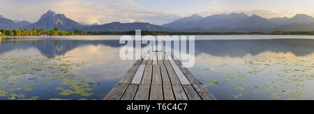 Weitwinkelaufnahme im Morgengrauen an den Hopfensee in der Region Allgäu in Bayern, Deutschland Stockfoto