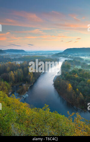 Luftaufnahme des Tales der Dordogne & Fluss Dordogne an einem nebligen Morgen im Herbst, Lot, Midi-Pyrénées, Frankreich Stockfoto