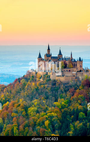 Burg Hohenzollern bei Sonnenuntergang, Bisingen, Baden-Württemberg, Deutschland Stockfoto