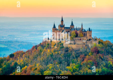 Burg Hohenzollern bei Sonnenuntergang, Bisingen, Baden-Württemberg, Deutschland Stockfoto