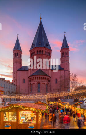 Weihnachtsmarkt in der Dämmerung, Mainz, Rheinland-Pfalz, Deutschland Stockfoto