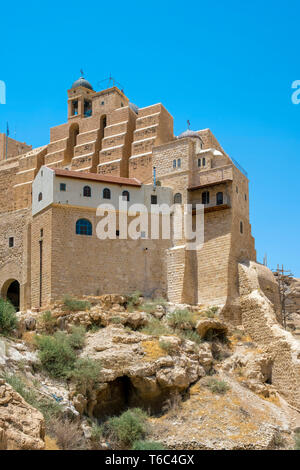 Palästina, West Bank, Bethlehem Governatorat, Al-Ubeidiya. Mar Saba Klosters, in den Klippen des Kidron in der Judäischen Wüste gebaut. Stockfoto