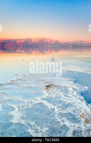 Israel, South District, Ein Bokek. Salz Formationen auf dem Toten Meer bei Sonnenuntergang. Stockfoto