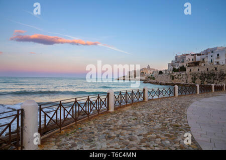 Italien, Apulien (Puglia), Mittelmeer, Adria, Adria, Foggia, Gargano, Promenade in Vieste bei Sonnenuntergang Stockfoto