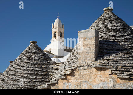 Italien, Apulien (Puglia), Bari, Itria-tal, traditionellen Trulli Dächer und Kirche in Alberobello Stockfoto