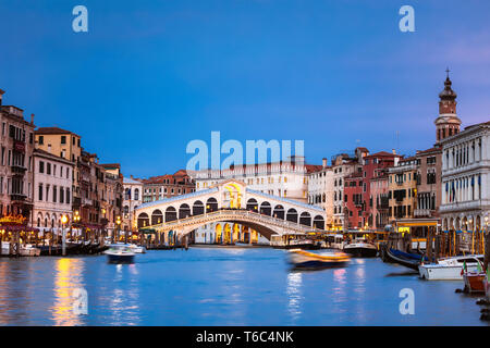 Rialto Brücke über den Canal Grande in der Dämmerung, Venedig, Italien Stockfoto