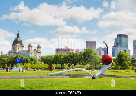 Die spoonbridge und Kirsche an der Minneapolis Sculpture Garden Stockfoto
