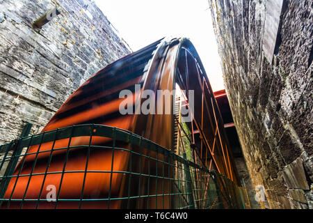 Llanberis, Wales - größte Wasserrad auf dem Festland Großbritannien am National Slate Museum am 29. August 2018 IM VEREINIGTEN KÖNIGREICH Stockfoto