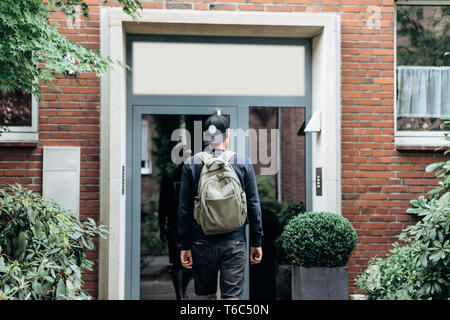 Ein Tourist geht in die Pension oder Herberge, um im Zimmer zu bleiben, dass Er gebucht. Stockfoto