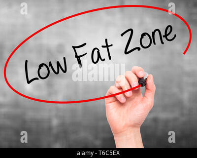 Mann Hand schreiben Low Fat Zone mit schwarzem Marker auf visuelle Bildschirm Stockfoto