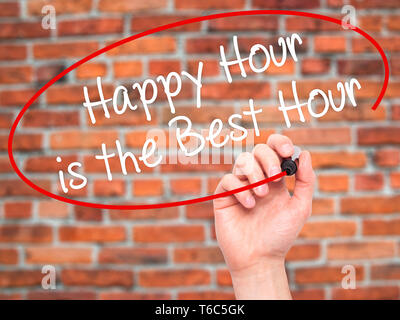 Mann Hand schreiben Happy Hour ist die Beste Stunde mit schwarzem Marker auf visuelle Bildschirm Stockfoto