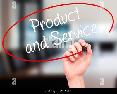 Mann Hand schreiben Produkt und Service mit schwarzem Marker auf visuelle Bildschirm. Stockfoto