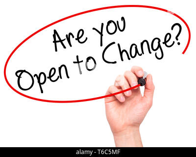 Mann Hand schreiben Sind Sie offen für Veränderungen? Mit schwarzem Marker auf visuelle Bildschirm Stockfoto