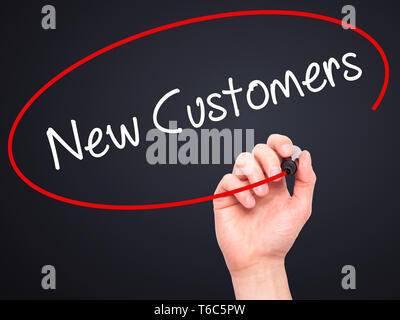 Mann Hand schreiben neue Kunden mit schwarzem Marker auf visuelle Bildschirm Stockfoto