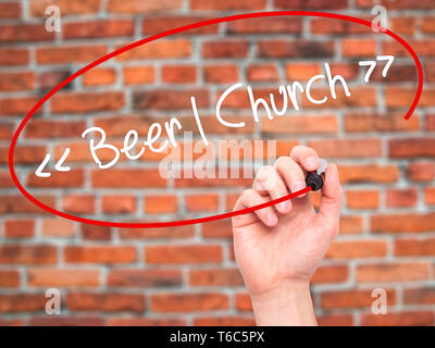 Mann Hand schreiben Bier - Kirche mit schwarzem Marker auf visuelle Bildschirm. Stockfoto