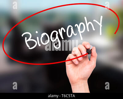 Mann Hand schreiben Biographie mit schwarzem Marker auf visuelle Bildschirm Stockfoto