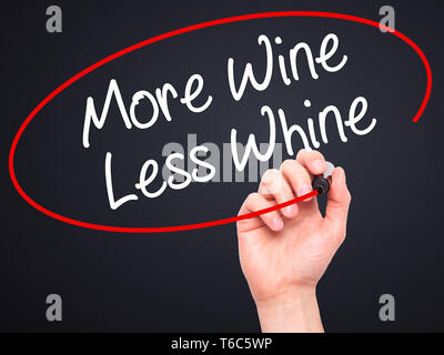 Mann Hand schreiben mehr Wein weniger Jammern mit schwarzem Marker auf visuelle Bildschirm Stockfoto