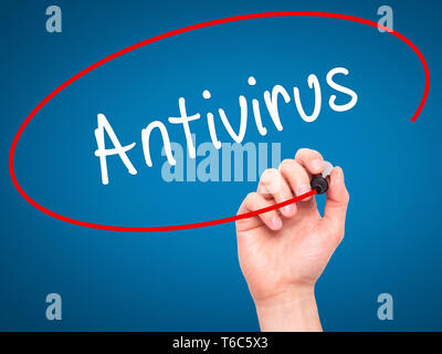 Mann Hand schreiben Antivirus mit schwarzem Marker auf visuelle Bildschirm Stockfoto