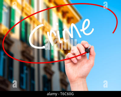 Mann Hand schreiben Kriminalität mit schwarzem Marker auf visuelle Bildschirm Stockfoto
