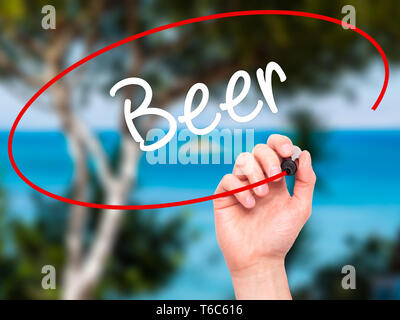 Mann Hand schreiben Bier mit schwarzem Marker auf visuelle Bildschirm Stockfoto