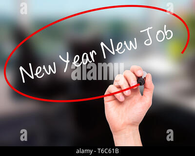 Mann Hand schreiben Neues Jahr neuer Job mit schwarzem Marker auf visuelle Bildschirm Stockfoto