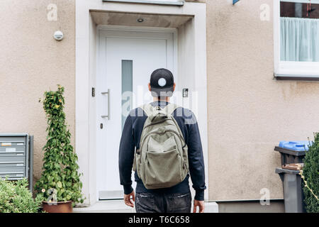 Ein Tourist geht in die Pension oder Herberge, um im Zimmer zu bleiben, dass Er gebucht. Stockfoto