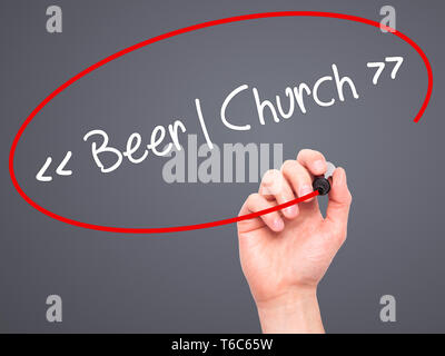 Mann Hand schreiben Bier - Kirche mit schwarzem Marker auf visuelle Bildschirm. Stockfoto