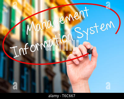 Mann Hand schreiben Management Information System mit schwarzem Marker auf visuelle Bildschirm. Stockfoto