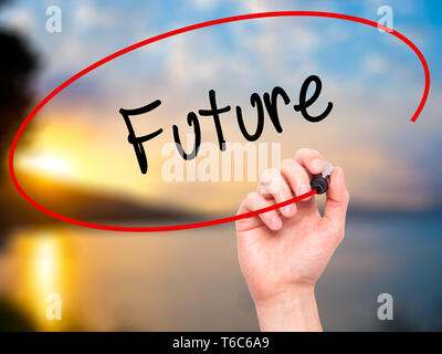 Mann Hand schreiben Zukunft mit schwarzem Marker auf visuelle Bildschirm Stockfoto