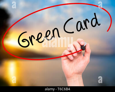 Mann Hand schreiben Green Card mit schwarzem Marker auf visuelle Bildschirm Stockfoto