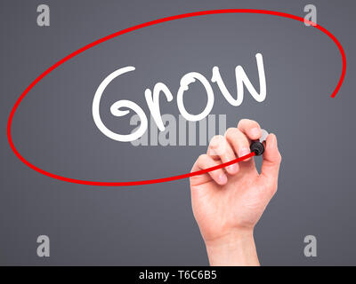 Mann Hand schreiben Wachsen mit schwarzem Marker auf visuelle Bildschirm Stockfoto