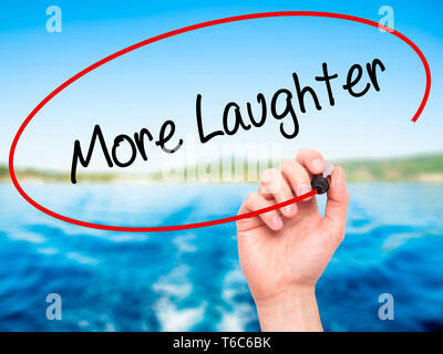 Mann Hand schreiben mehr Lachen mit schwarzem Marker auf visuelle Bildschirm Stockfoto