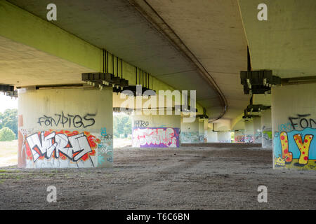 Deutschland, Nordrhein-Westfalen, Mühlheim an der Ruhr, Ruhrgebiet der Autobahnbrücke über die A40 von Osten Raffelbergbrücke Stockfoto