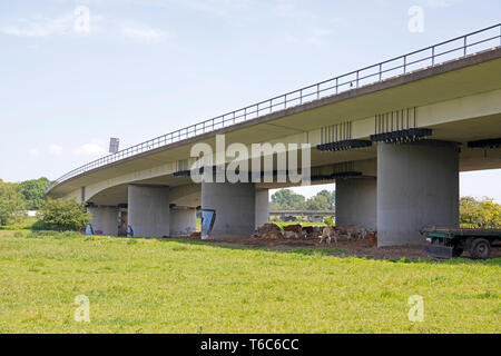 Deutschland, Nordrhein-Westfalen, Mühlheim an der Ruhr, Ruhrgebiet der Autobahnbrücke über die A40 Raffelbergbrücke von Nordwesten Stockfoto