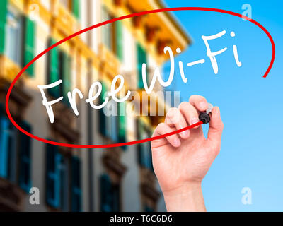 Mann Hand schreiben Kostenfreies Wlan mit schwarzem Marker auf visuelle Bildschirm Stockfoto