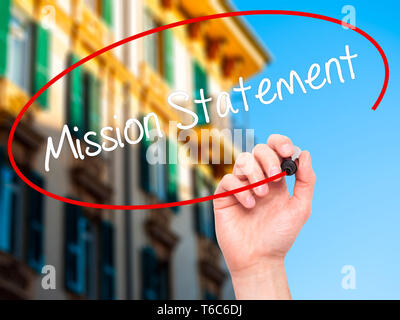 Mann Hand schreiben Mission Statement mit schwarzem Marker auf visuelle Bildschirm Stockfoto